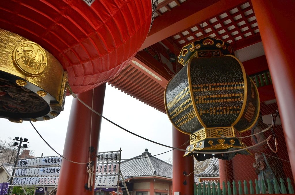 View underneath the Thunder Gate (Kaminarimon)