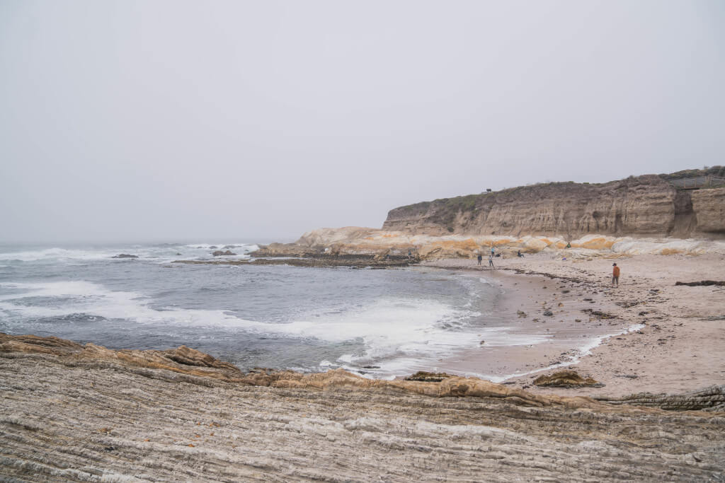 vedere a Golfului tide pool cove cu stânci de stâncă pe ambele părți și apă în mijloc