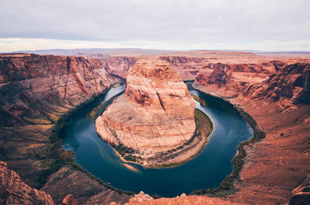 Zakręt w kształcie podkowy w rzece w Horseshoe Bend w Arizonie